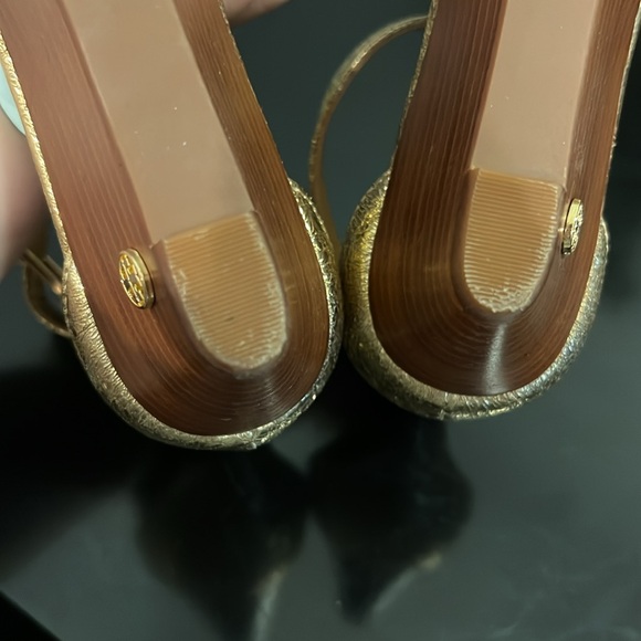 Tory Burch Gold Savannah Wedge- Sz 7.5 - Picture 5 of 8
